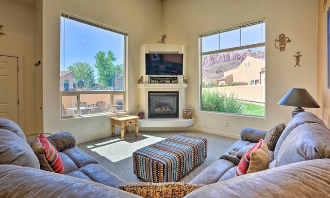 Moab South Valley House | Moab Townhome w/Pool Access + Stunning Mtn Views!