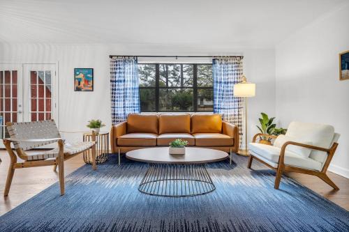 Mayo Meadow House | Modern King Bed 5 mins to Downtown
