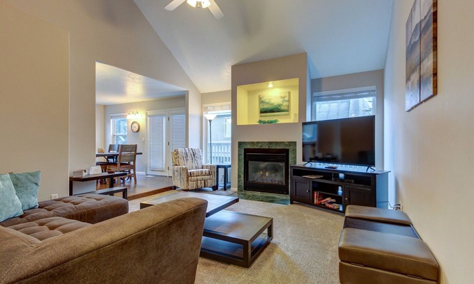 Cottonwood Heights House | Modern Townhouse with Jetted Tub & Private Deck - Close to Four Ski Areas