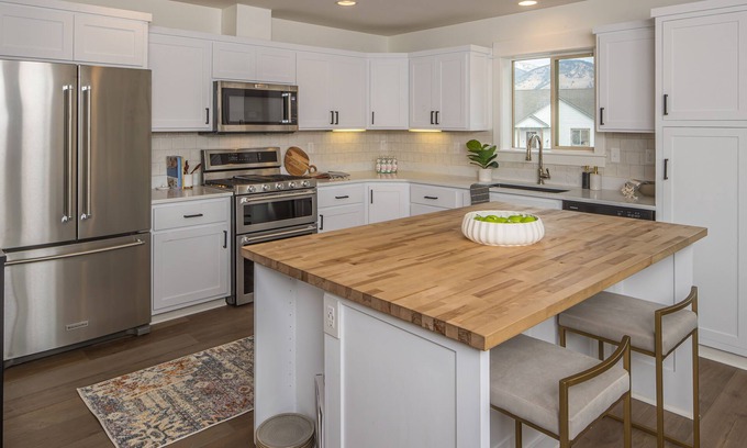 Porcupine Park House | Mountain Retreat: private sauna + hot tub and stunning 365 views - Sleeps 10!