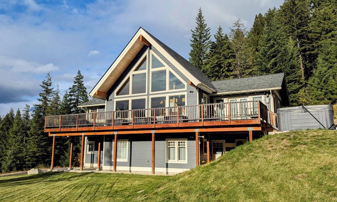 Leavenworth House | Mountain Views, 5 private acres Leavenworth lodge