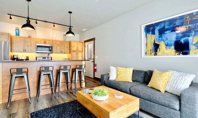 Columbia Falls Apartment | Mural Place, Cool Downtown Condo