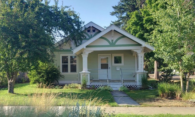 Franklin to the Fort House | NEW- Charming, pet friendly 2 bedroom 1 bath 1930s bungalow in central Missoula.