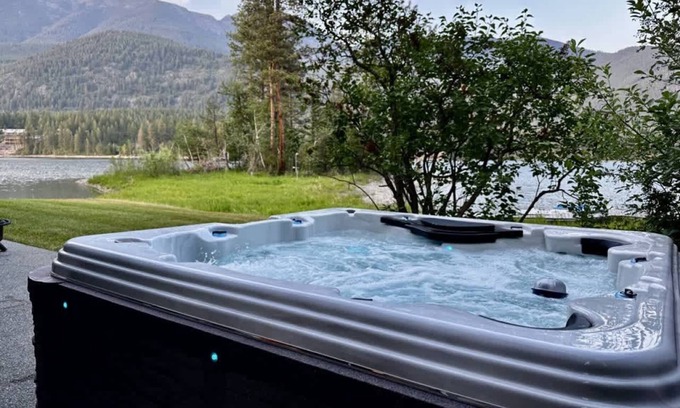 Kalispell Apartment | NEW! Cheerful Heritage Suite | Hot Tub | King Bed | Pet Friendly | Paddle Boards