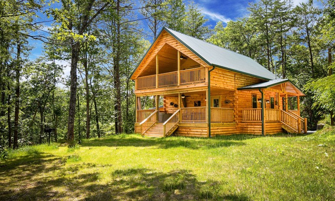 Gatlinburg - Pigeon Forge Cabin | New Gatlinburg Cabin Mtn Views Theater Room, King Bed Internet Hot Tub, Tickets!