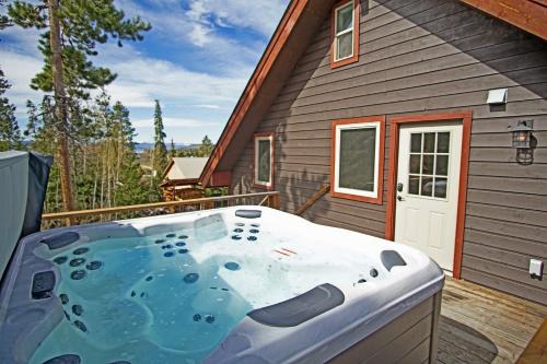 Grand Lake House | New Hot Tub, Firepit, Laundry, Big Front Deck with Great Views