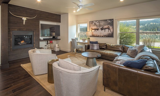 Big Sky House | New! Hot Tub, Soaking Tub, Great Location!