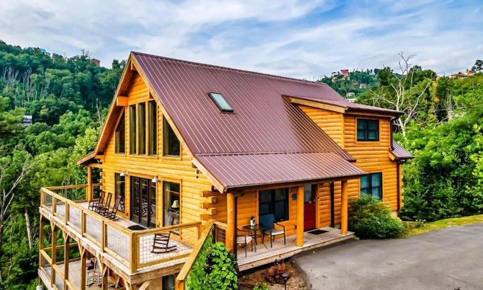 Chalet Village North House | New Listing!! 4bed, 5 bath in the heart of it all, vastly amazing views!