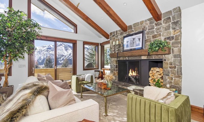 Sun Valley Condo | Newly Listed Luxury Penthouse – Hike, Ski & Relax in Style