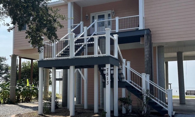 Ocean Springs House | Ocean Front Private Beach 3 Bedroom House In Ocean Springs with AC and Lift