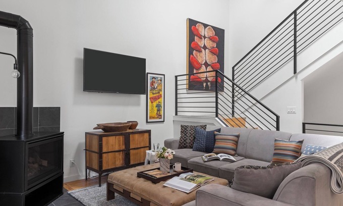 Jackson House | Outpost: Clark's Knoll 385 - Walk to Town Square