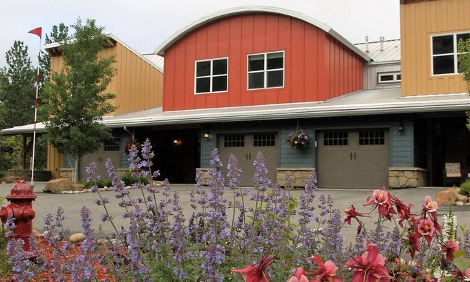Red Lodge House | Perfectly situated Creekside Rock Creek Jewel with Hot Tub & Fireplaces