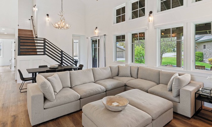 Dover Bay House | Pet Friendly, Sleeps 10 People, Private Hot Tub, High Speed WiFi & AC
