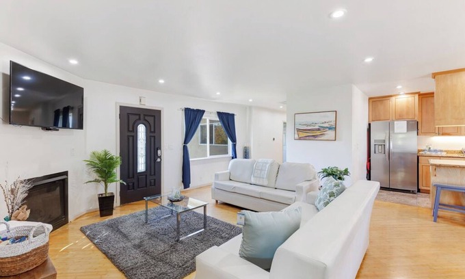 Point Loma Heights House | Point Loma 3 bedroom/2bath. Unit B upstairs.