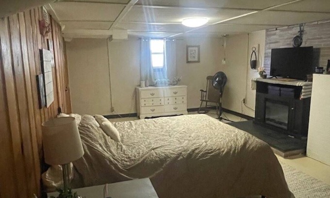 Parkersburg Resort | Private room ∙ 2 guests