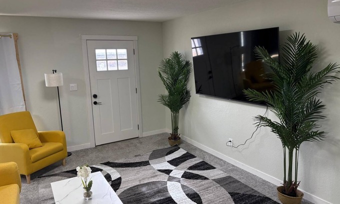 Lingle House | Quick Escape 2 Bedrooms n Lingle, Wy! with free Wifi & Parking