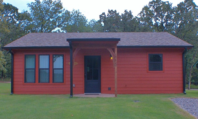 Hulbert Cabin | Quiet cabin, hot tub, firepit, no pet fee, NEW, 4 person occ