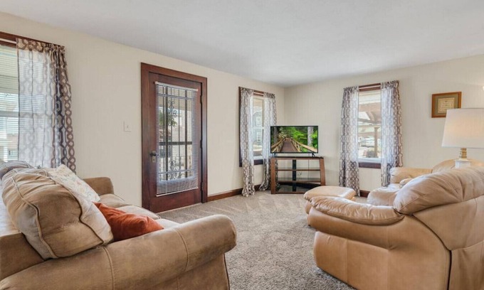 Berlin House | Raber House · Sleep up to 9 on Main Street - Raber House