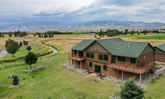Livingston House | Rancho Deluxe Lodge · Whoa there partner, you've found your unique spot!