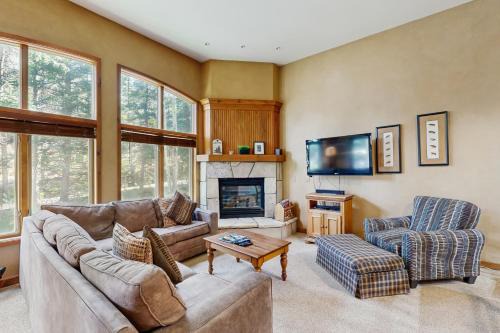 Four O'Clock Apartment | Riverbend Lodge #001