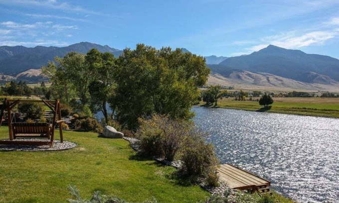 Livingston House | Riverfront home w/private dock close to YNP in Paradise Valley - Yellowstone River Retreat