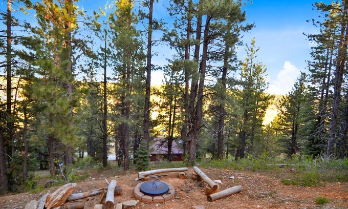Duck Creek Village Cabin | S`more Fun Cabin great location in Strawberry & perfect homebase for activities