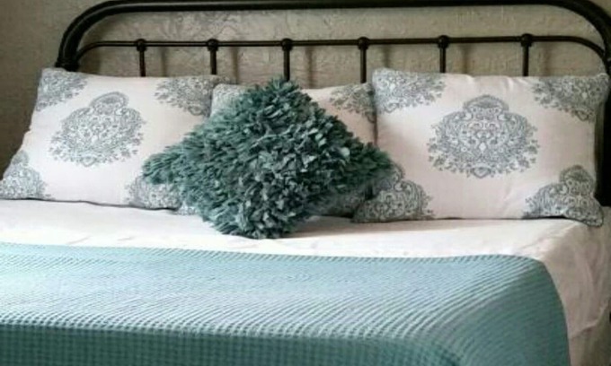 Cody House | SECRET COTTAGE YELLOWSTONE - deer hangout - 2 BLOCKS downtown n1 bedroom 2beds