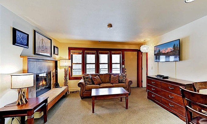 Bend Condo | Seventh Mountain Resort | Pools, Hot Tubs & Gym | Mt. Bachelor Ski Shuttle