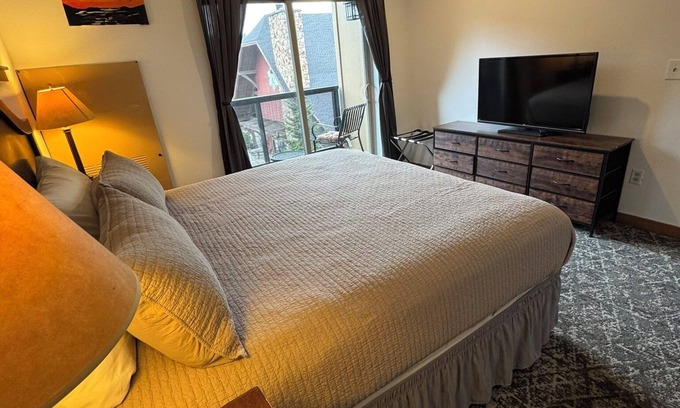 Kellogg Condo | 🗻🚵 Shared Roof Top Hot tub @ Silver Mtn 🥾 🏄♂️ en suite also listed