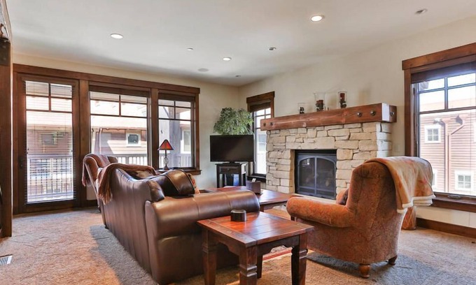 North Park City Condo | Silver Star 701 -Ski In/Ski Out - Sleeps up to 11 - Private Hot Tub