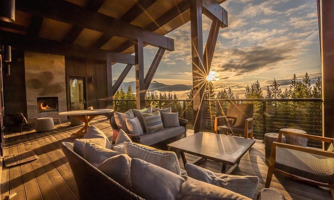 Spanish Peaks Cabin | Ski-in/Ski-out Cabin with Hot Tub, Heated Garage, and a Fireplace on the Deck!