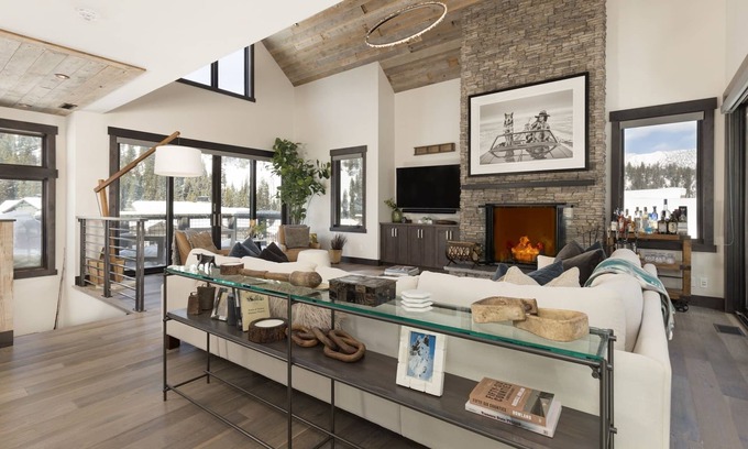 Spanish Peaks Cabin | Ski-in/Ski-out Cabin with Hot Tub, Fireplace, Heated Garage, and Grill!