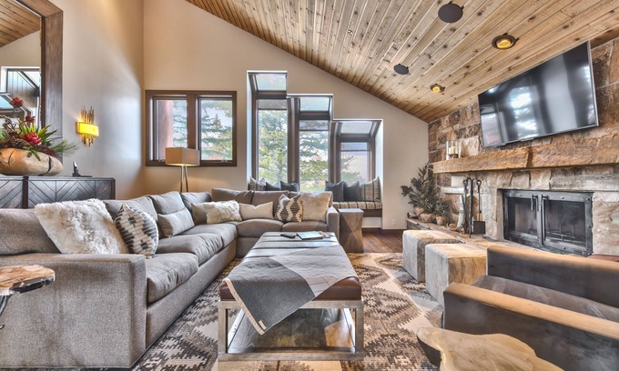 Deer Valley House | Slopeside Contemporary! Private Hot Tub, High-Speed Wi-Fi, Perfect for Groups!