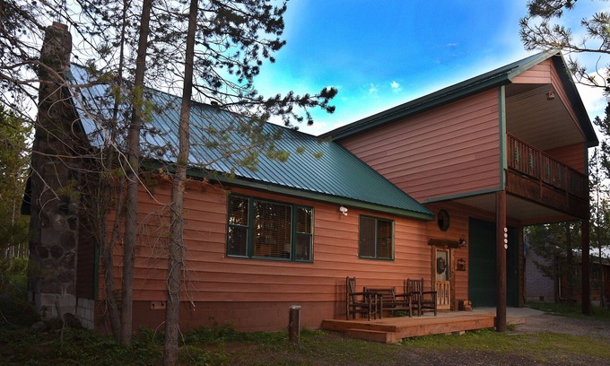 Island Park Cabin | Spacious 5 Bedroom/4 Bath Cabin + Loft, 25 mins from Yellowstone, Sleeps 18