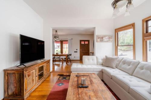 Goose Hollow House | Stay Portland - 3BR Craftsman - Vintage Charm - Great Location