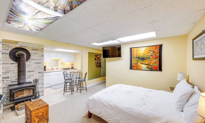 Libby Apartment | Studio w/Shared Hot Tub: Walk to Happy's Inn