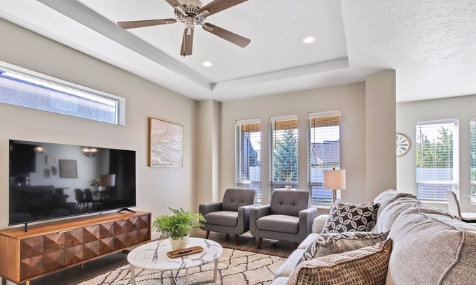 Meridian House | Stunning Meridian 3 Bedroom Custom Home in Central Meridian