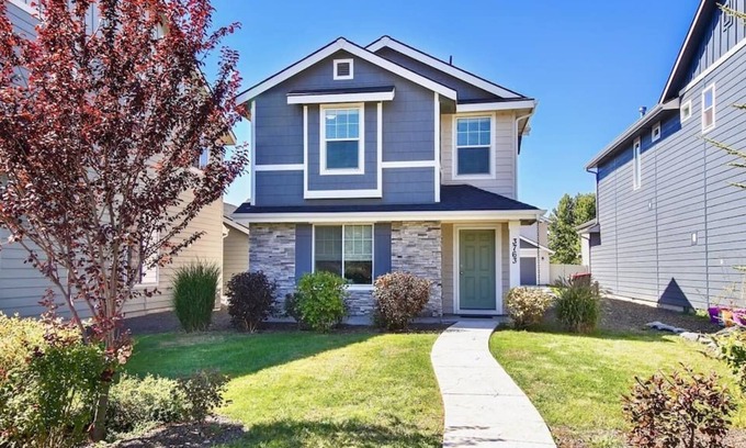 Meridian House | Stunning Private 3 Bedroom Home in the Heart of Me