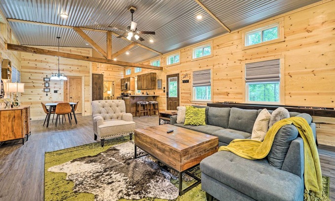 Broken Bow Cabin | Stylish Cabin by Beavers Bend: Hot Tub & Fire Pit