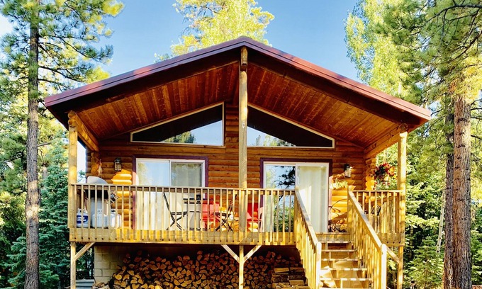 Meadow View Heights House | Sunny Log Cabin Near Zion & Bryce in Duck Creek Village with Wi-Fi