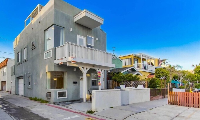 Mission Beach House | Surf Stars Combo Sleeps 10 - 12 with Huge Private Roof Top Deck - Save up to