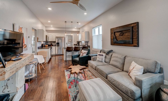 Riverfront House | The 1400 House. Fully Remodeled and Spotless. 3bed / 2 bath - Cable/WiFi/AC