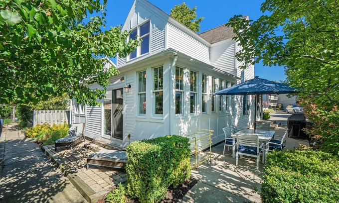 South Haven House | THE B-HIVE: 5 BDRMS. 3 FULL BATHS. ACCOMMODATES 11 GUESTS!