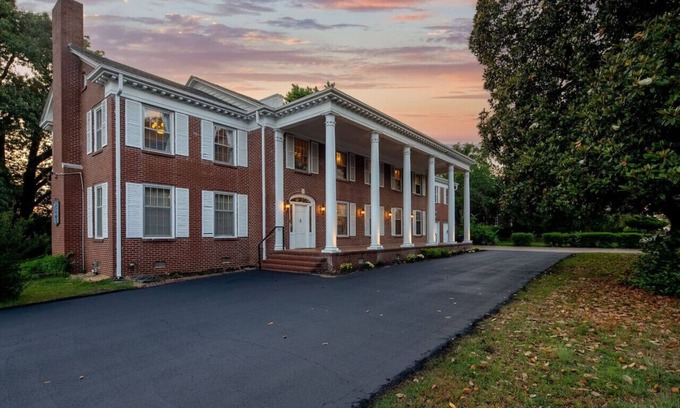 Fort Smith House | The Beland Mansion with private suites awaits you