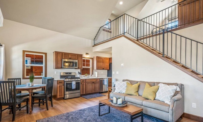 Dover Bay House | The Pearl Of Pend Oreille - 1 Bedroom and Loft 2 Bath Parkside Bungalow