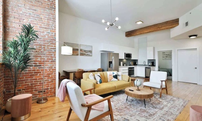 Downtown Columbus Apartment | The South Campus Suite