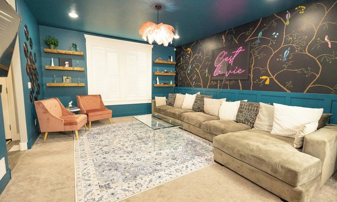 Ammon House | Unique & Spacious Home GREAT LOCATION HOT TUB π₯ Sleeps 14 Family Friendly