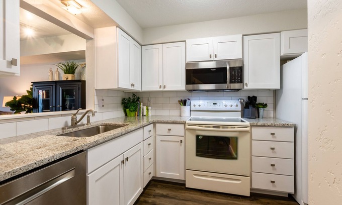Eagle House | Updated Townhome, walk to shops, patio w/grill, Relocation Specialists