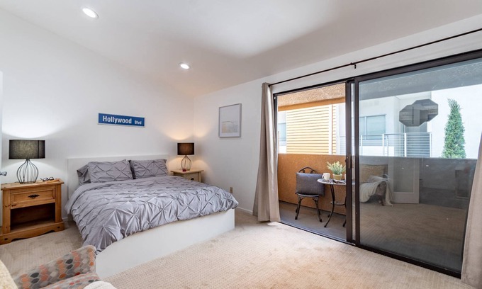 Hollywood House | Walk 2 Hollywood Bowl Modern Loft Indoor Parking