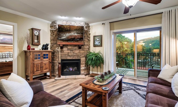 Gatlinburg Condo | Walk to Downtown Gatlinburg! Cozy Condo near Convention Center & Hiking Trails!